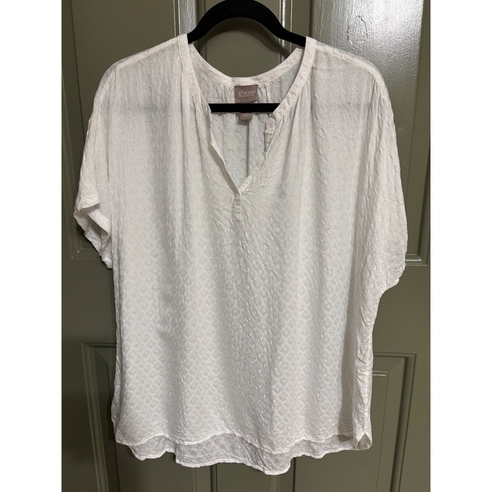 Chico's | Textured Short Sleeve V-Neck Blouse | Size 3 || White|